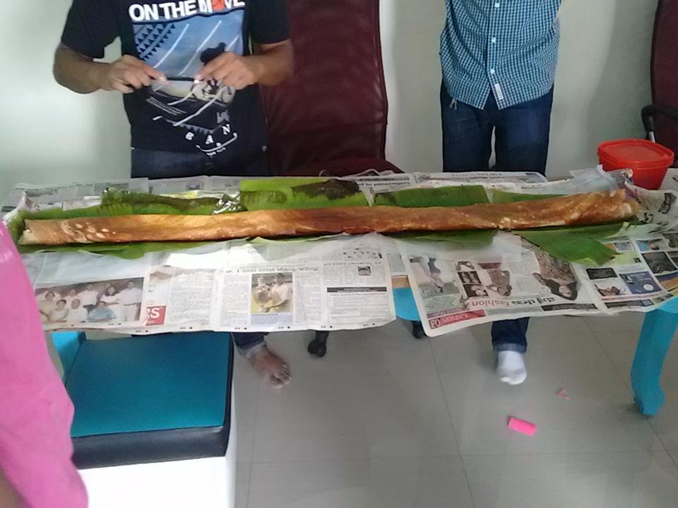 anusridharan's tweet photo. The largest dosa I have seen in my LIFE #WorkAtNextDrop #FridayPotluck cc @nextdrop http://t.co/A75f5pZzBC