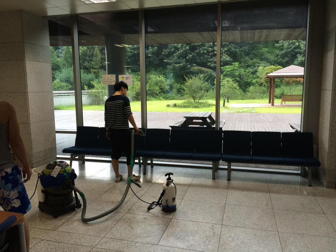 #성남시 청결 도서관으로 반짝!! 반짝!!판교도서관에서는 휴관일에 이용자들에게 쾌적한 공간을 제공하고자 의자를 세척했답니다~^^ 가족같은 도서관이 되고자 노럭하니 많이들 찾아 주세용^^