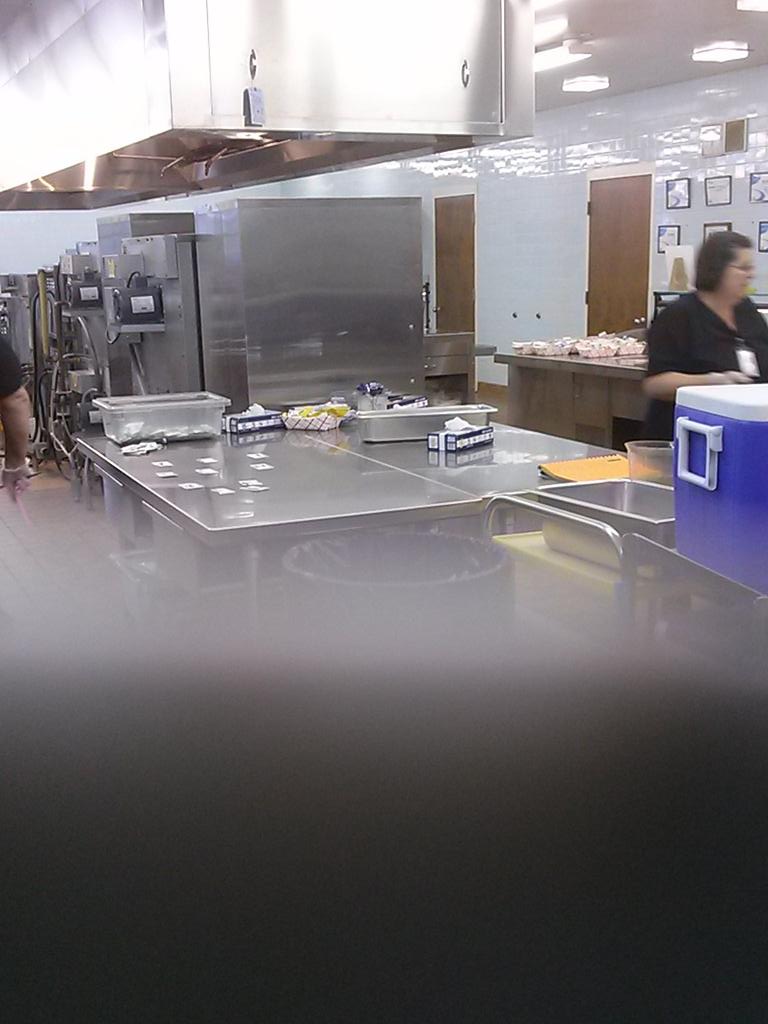 Busy prepping 5th day CEP lunch at NRES!!@RSSinformation <a href="/RSSKidsEat/">RSSSchoolNutrition</a> #rssonthemove