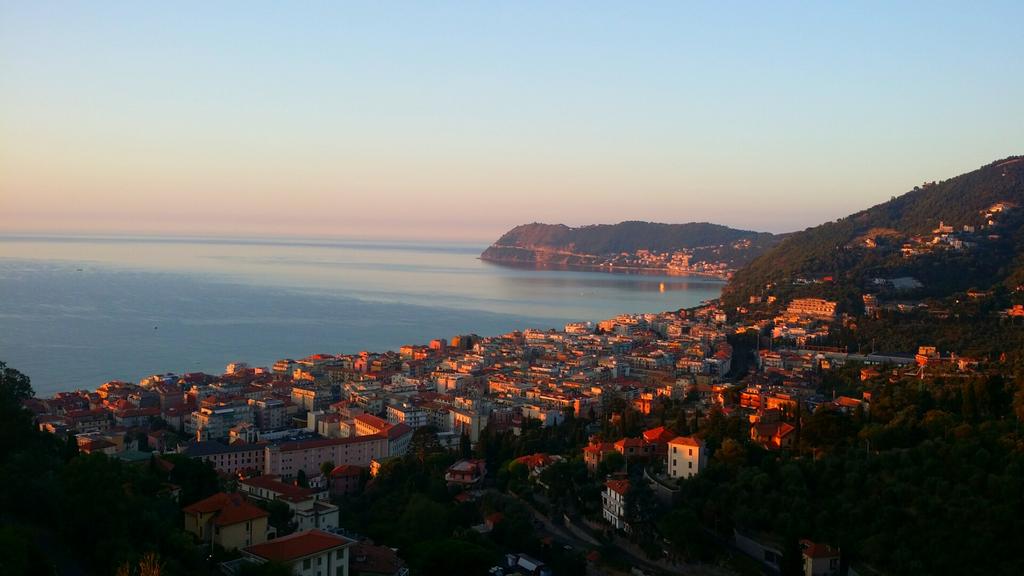 ClaFasola's tweet photo. #Alassio at sunrise #cycling #Rivieradeifiori
#lovers #panchina  di Mario http://t.co/9yjhebycnD