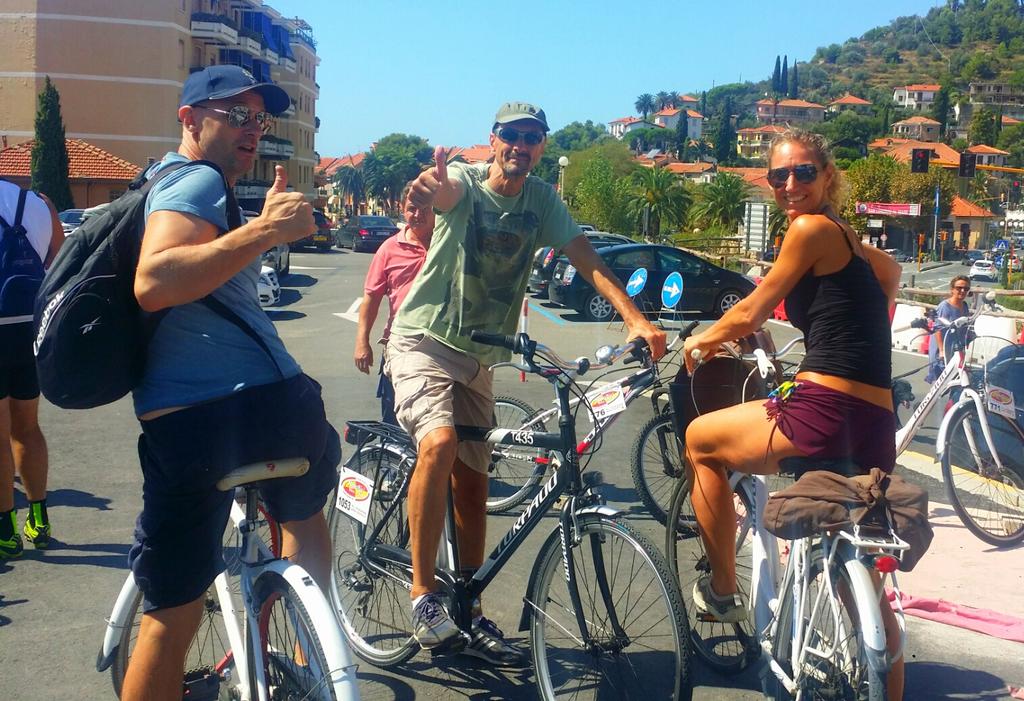 ClaFasola's tweet photo. #Alassio at sunrise #cycling #Rivieradeifiori
#lovers #panchina  di Mario http://t.co/9yjhebycnD
