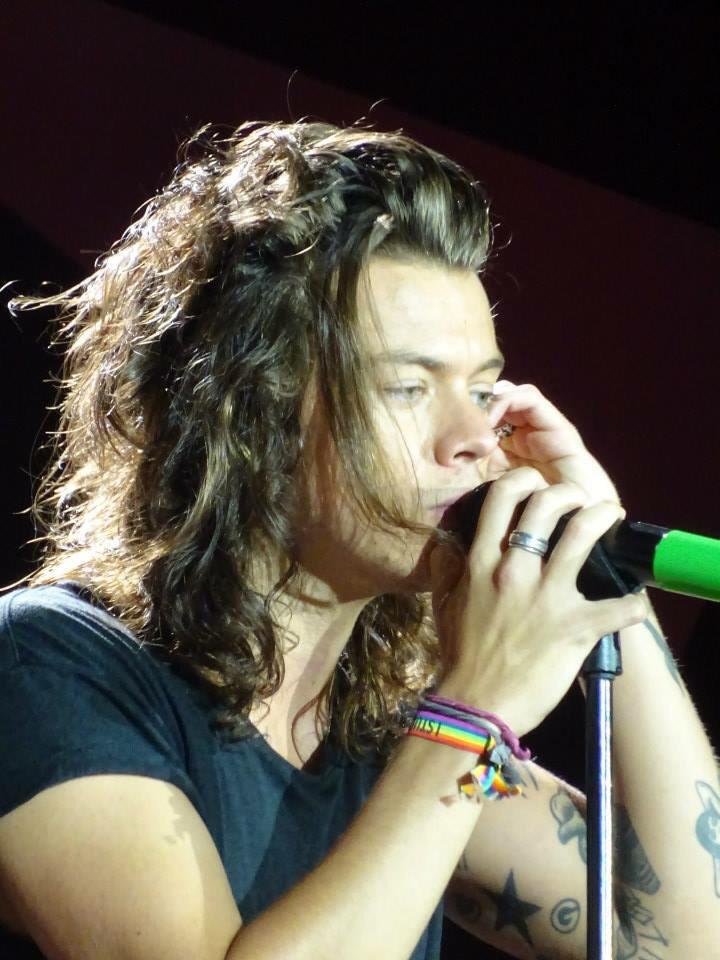 HarryRPGSSCL's tweet image. on en parle de son bracelet? après la tasse, le drapeau, maintenant ça. me dite pas qu&apos;il est hétéro mtn