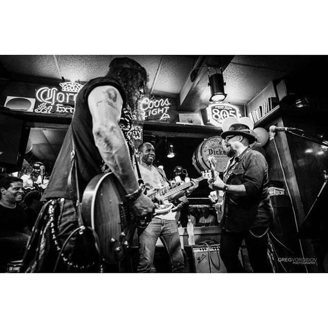 Ultimate_Slash's tweet photo. Hey Slashers ! Via @Slash 's instagram : at #SugarMill with #BasicCableBand ! http://t.co/X9QBKTWmwT