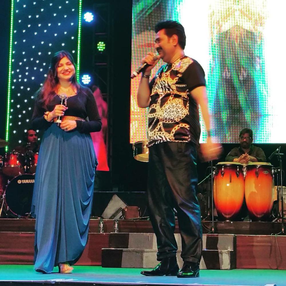 Alkayagnik Fanatic On Twitter Tujhe Pyar Se Dekhne Wala Tujhe Apna Samjhne Ek Dil Hai Ek Dil Hi To Hai Thealkayagnik Kingsanu1 Http T Co Ndk77scins twitter