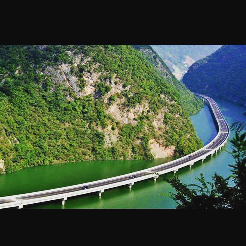 Хятад улсад уул огтолж байгалаа сүйтгэхгүйн тулд усан дээгүүр хурдны замаа барьсан байна.