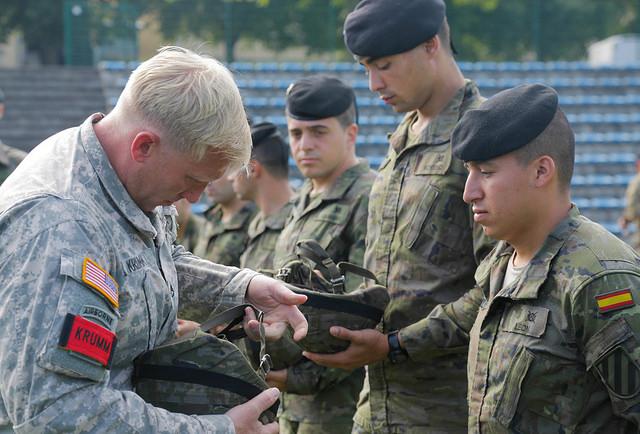 EjercitoTierra's tweet photo. Fotos del Ex #SwiftResponse 15 Brigada Paracaidista @USArmy
https://t.co/PHAVosAVGu #NAT http://t.co/dXaHr4lSWX