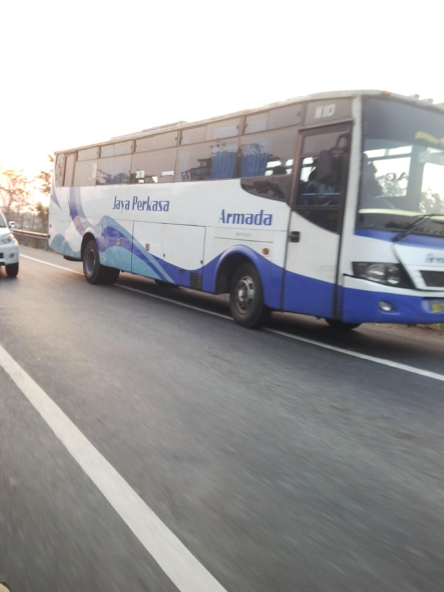 Di tol tangerang-serang-cilegon banyak bis angkutan umum menaikkan penumpamg