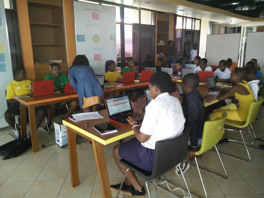 klabrw's tweet image. And they are making their first online order @HelloFood_RW #NextGenCoders @unicefrw @p_heza @fileille_nab @viseal