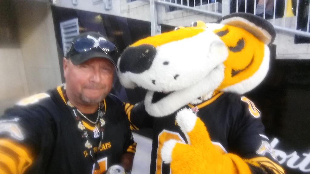 ToffKX947's tweet photo. @Ticats @TicatsCheer Couldn't get close to #mosca68 so I found #mascot68 for a selfie 😨😨😨 http://t.co/AcnHRoCAid