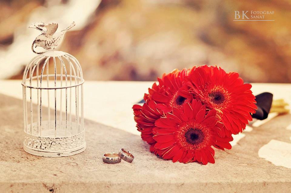 Yakub'un Yusuf'la, 
İbrahim'in İsmail 'le, 
Kabil'in Habil'le sınandığı gibi. 
İnsan daima en sevdiği ile sınanır...