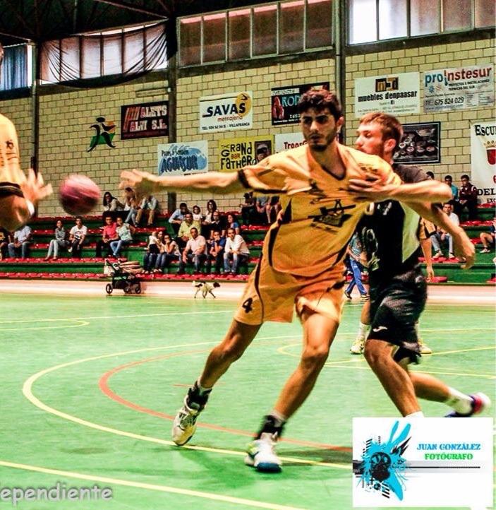 cbmvca's tweet photo. Los jugadores  @piruleskuu , @julitocame  y Luis Carlos  renuevan una temporada mas con el @cbmvca .
Bienvenido. http://t.co/bNEZGUdgao