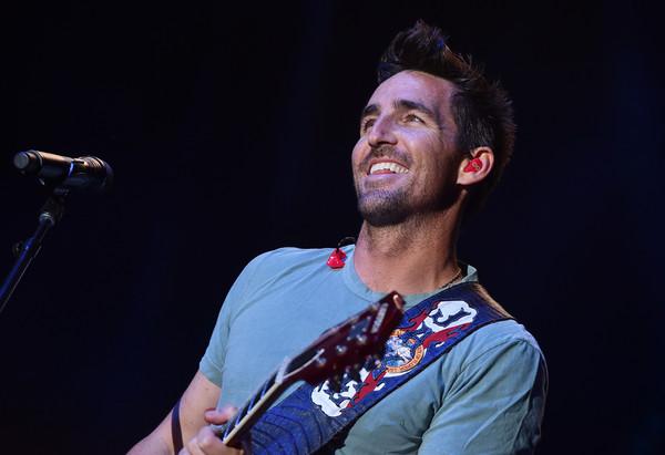     Happy birthday to Jake Owen, 34 today :-) 