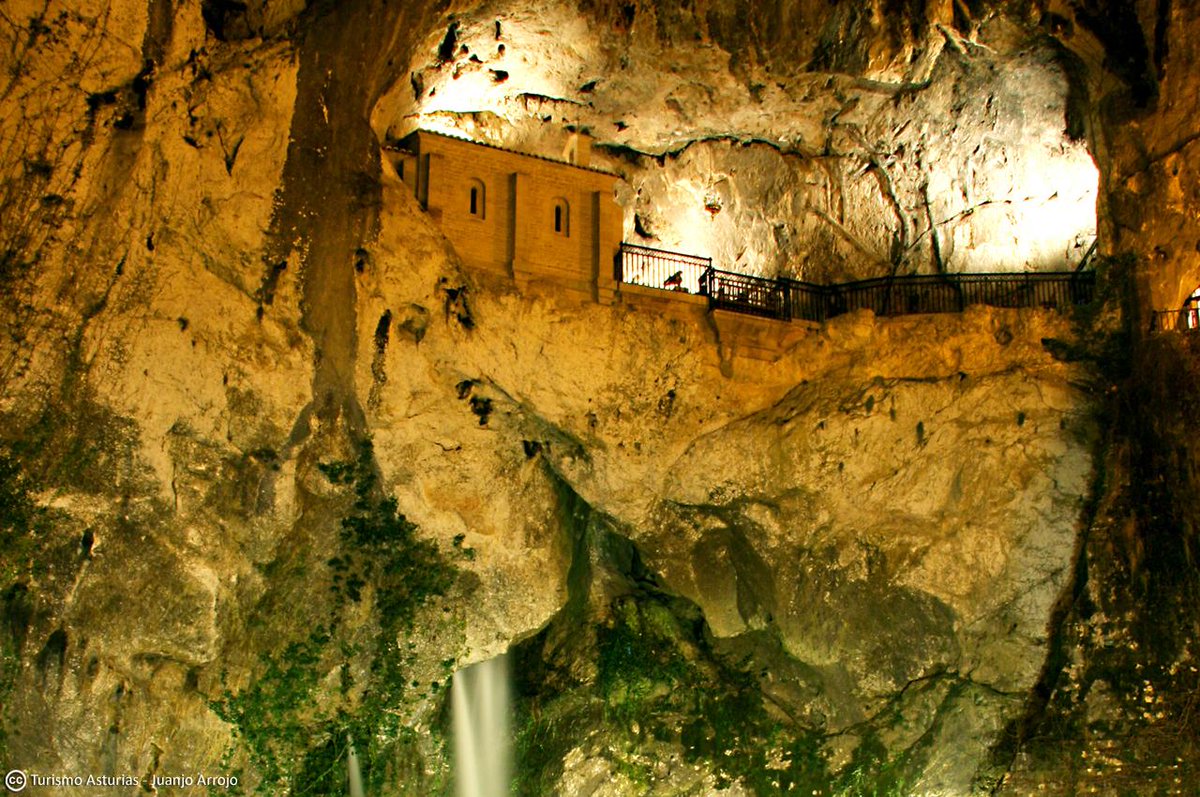 Cae la noche en Covadonga bit.ly/1MSNkDX Asturias #ParaísoNatural