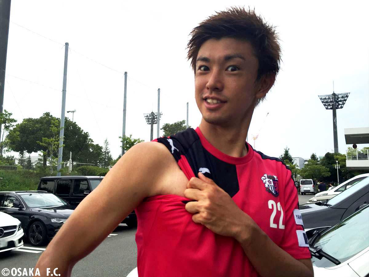 セレッソ 日焼け選手権 いつもつぶらな瞳でまっすぐに人の目をみて話す中澤選手 番記者 男性 からも ドキドキしますね と聞いたことがありますが グイッと日焼けを見せてこの視線 今回撮影をしてその 意味がわかりました 中澤聡太 セレッソ大阪オフィシャル セレッソ 日焼け選手権 いつもつぶらな瞳でまっすぐに人の目をみて話す中澤選手 番記者 男性 からも ドキドキしますね と聞いたことがありますが グイッと日焼けを見せてこの視線 今回撮影をしてその 意味がわかりました 中澤聡太 セレッソ大阪オフィシャル
