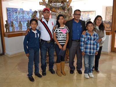 <a href="/USEmbassyMEX/">Embajada de EE.UU. en México</a> atiende sobre #pasaporte americano a niñez #migrante en #Oaxaca: @IOAM_GobOax elpopular.com.mx/2015/08/28/use…