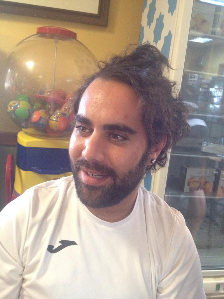 ultimohicano21's tweet photo. Si llega a 1.000 RT perico utillero del @FCCartagena_efs se corta el pelo!tenemos asta mañana alas 18:00  lo pelo yo! http://t.co/66r9oZjlOx