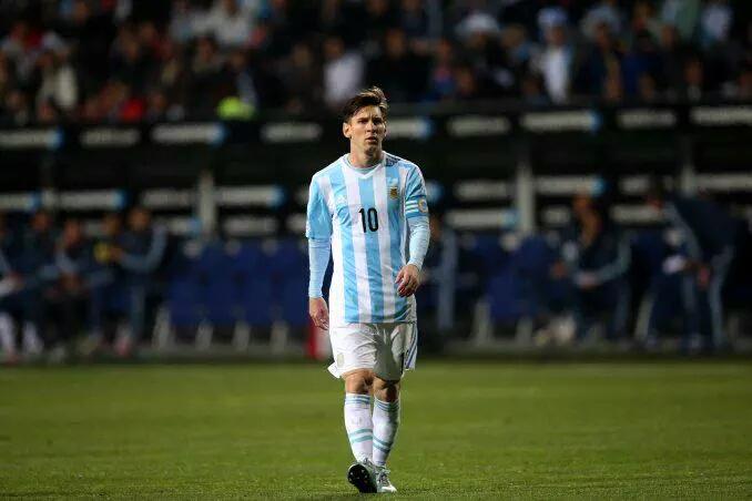 SoyArgen's tweet photo. Te viven criticando y volves a reafirmar que vas a seguir viniendo a la selección. Decirte grande es poco. http://t.co/x1FREVEK0N