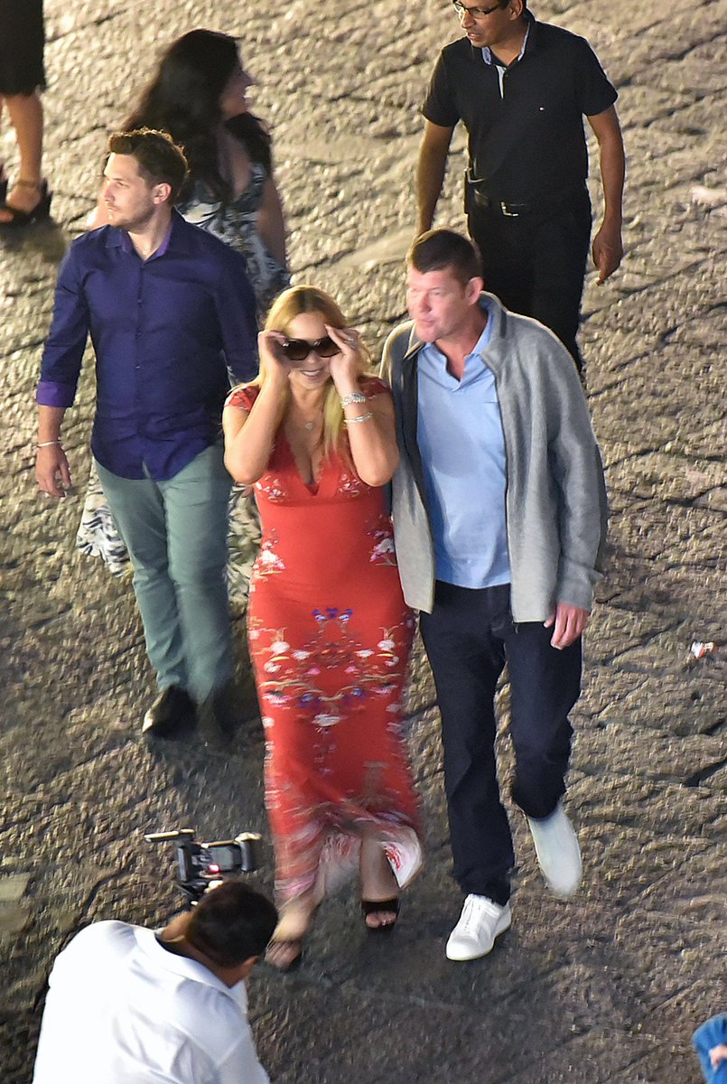 MariahNetwork's tweet photo. New photos: @MariahCarey out and about in Capri yesterday http://t.co/SV44Gu8edF