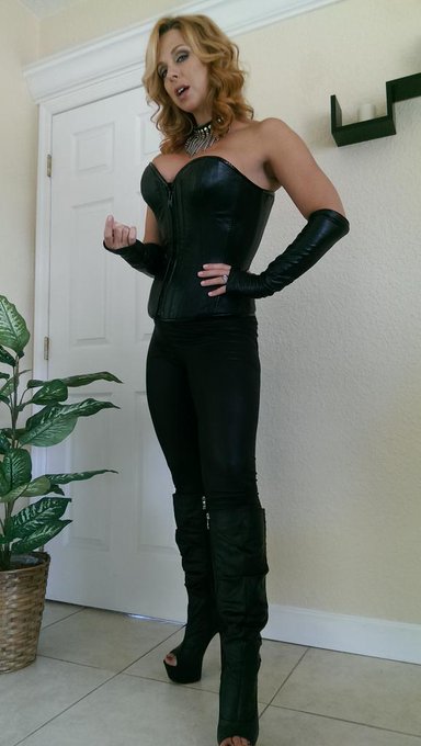 Come here!  On your knees for me now ! http://t.co/2mEtvdb89O<a href="/tag/i"class="tags"><span>#i</span></a>