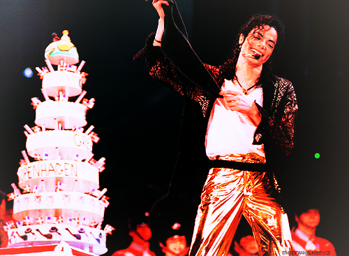 HAPPY BIRTHDAY TO MICHAEL JACKSON.PARDON,TO THE KING,TO THE LEGEND      