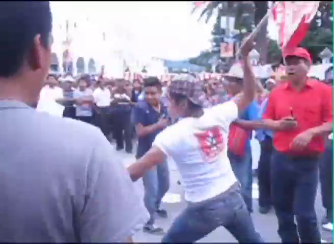 Guatevision_tv's tweet photo. En la web: [VIDEO] Simpatizantes de Líder agreden a manifestantes http://t.co/HunQKAj9qS http://t.co/y6jip5Q0iC