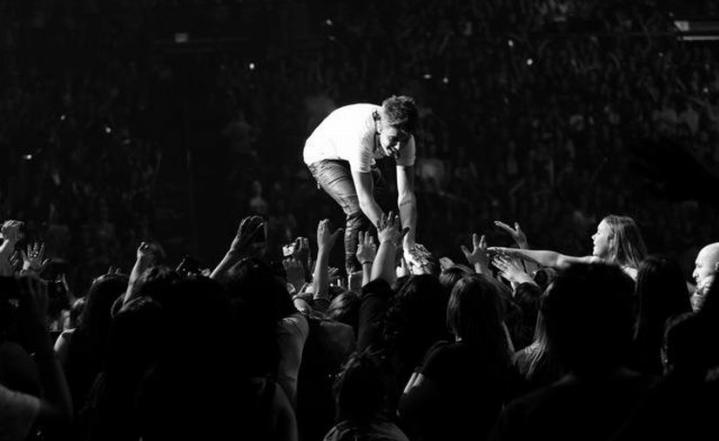 eyeshoneybiebs's tweet photo. "Los héroes serán recordados,pero las leyendas nunca morirán"  #WhatDoYouMeanMusicVideo http://t.co/gMWXl1SLyx