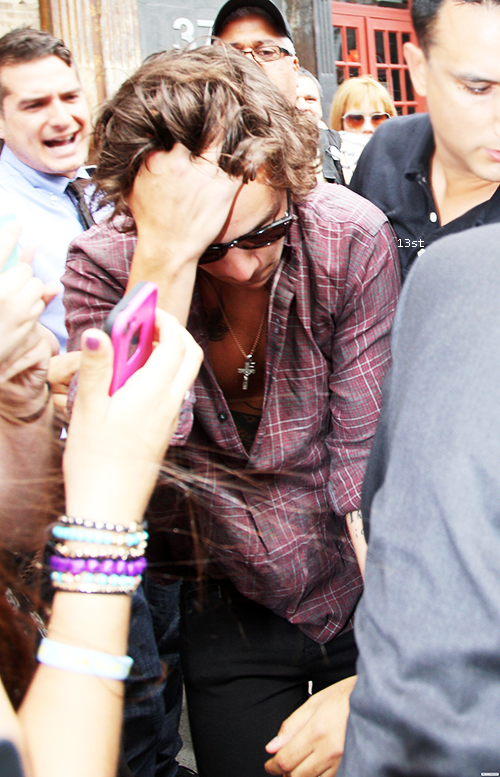 13styls's tweet photo. Harry Styles Leaving His Hotel In New York. http://t.co/s0bbi82pm0