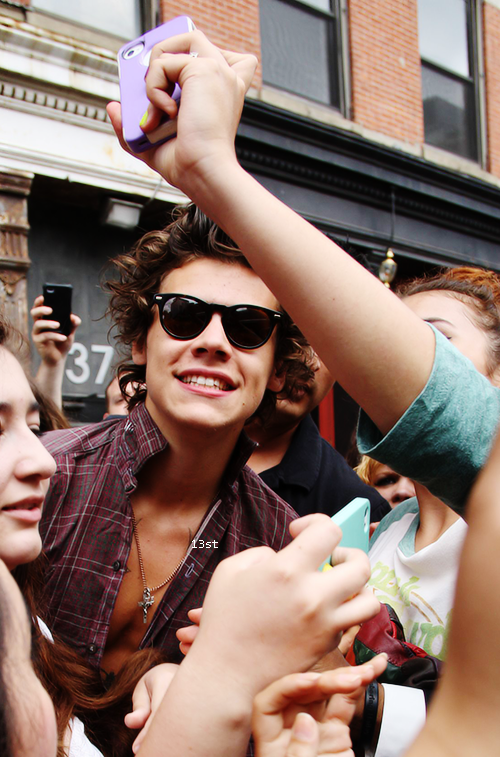 13styls's tweet photo. Harry Styles Leaving His Hotel In New York. http://t.co/s0bbi82pm0