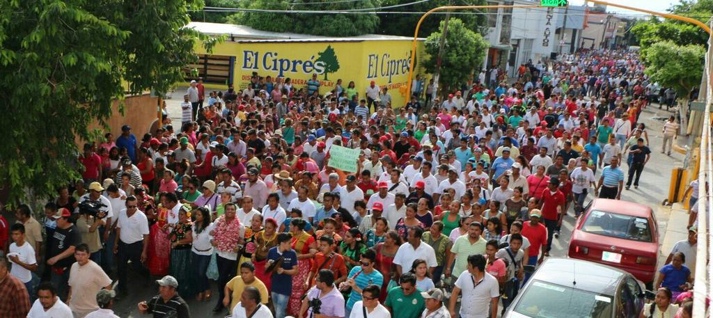 samygurrion's tweet photo. Más de 20 mil personas me acompañaron en esta caminata tan emotiva por las calles de Juchitán #Oaxaca #Samysicumple http://t.co/wqX9YgF81d