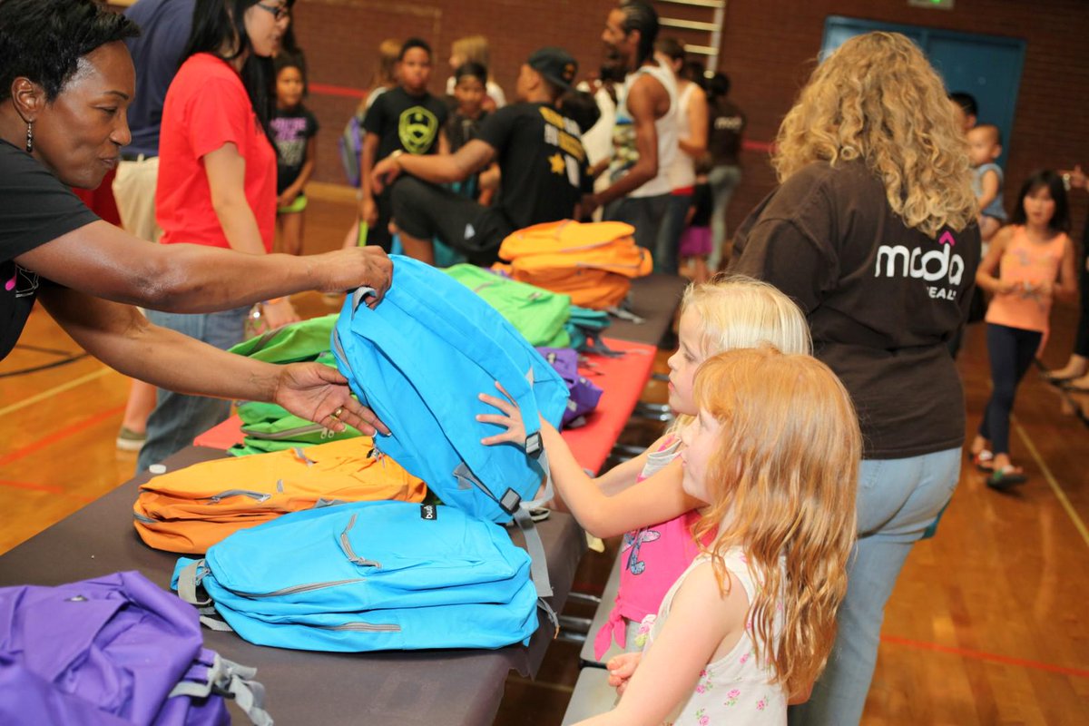 Moda_Health's tweet photo. Thx Jason Lee School and @Dame_Lillard for a fun backpack day! Great connecting with you! #modamoment @Moda_Health http://t.co/ShqQ7opIfz