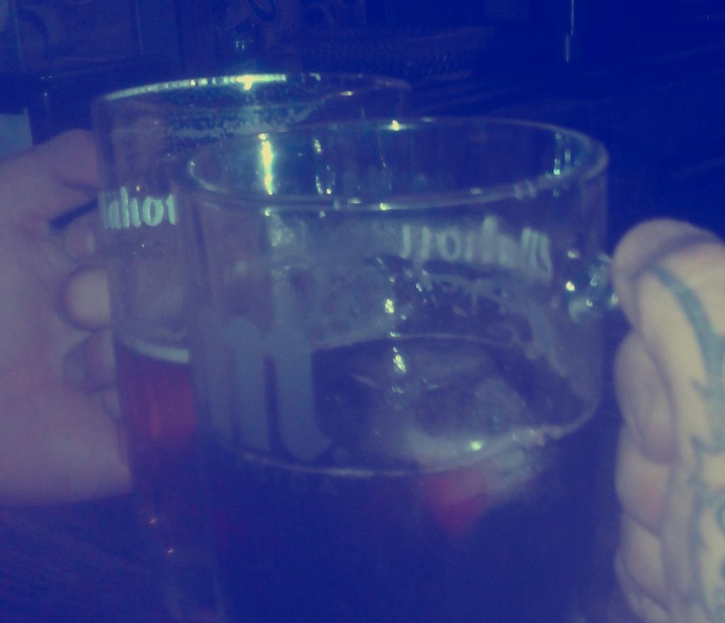 lu_sm_'s tweet photo. Chin-chin!!! Nos faltan dos para los dos!!! #secretosde2# http://t.co/cSaT8HTfys