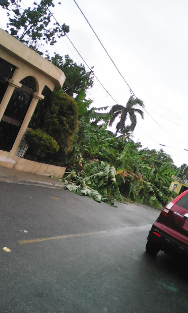 MarisolAybar's tweet photo. @SIN24Horas #ConelOjoenErika así se encuentra Sto. Dgo. Este en el sector el Tamarindo... Lloviznas y mucho viento http://t.co/sT5EaVnvzG