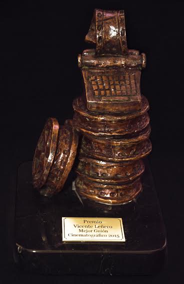 elgarfioac's tweet photo. Denis Languérand entregó el premio Vicente Leñero al guión de Los Insólitos Peces Gatos de Claudia Sainte-Luce http://t.co/KBsSNw0asD