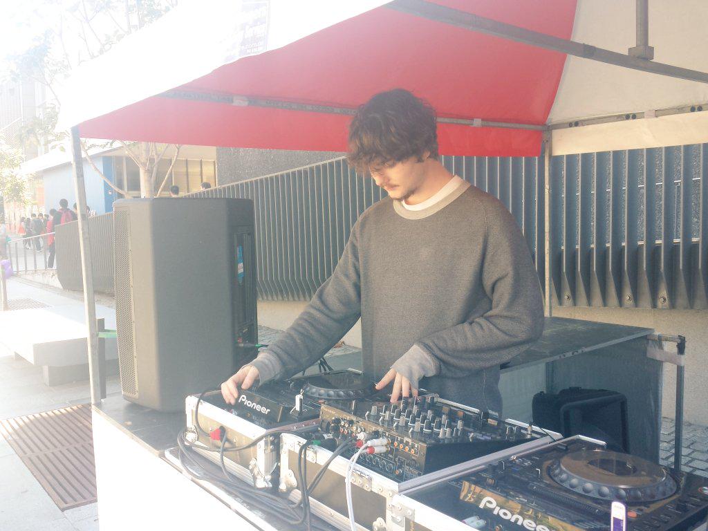 filmvisuality's tweet photo. DJ @FelixHubble on the decks at #usydopenday #turnt #ogmaco #twelvebricks http://t.co/stN5OY24N1