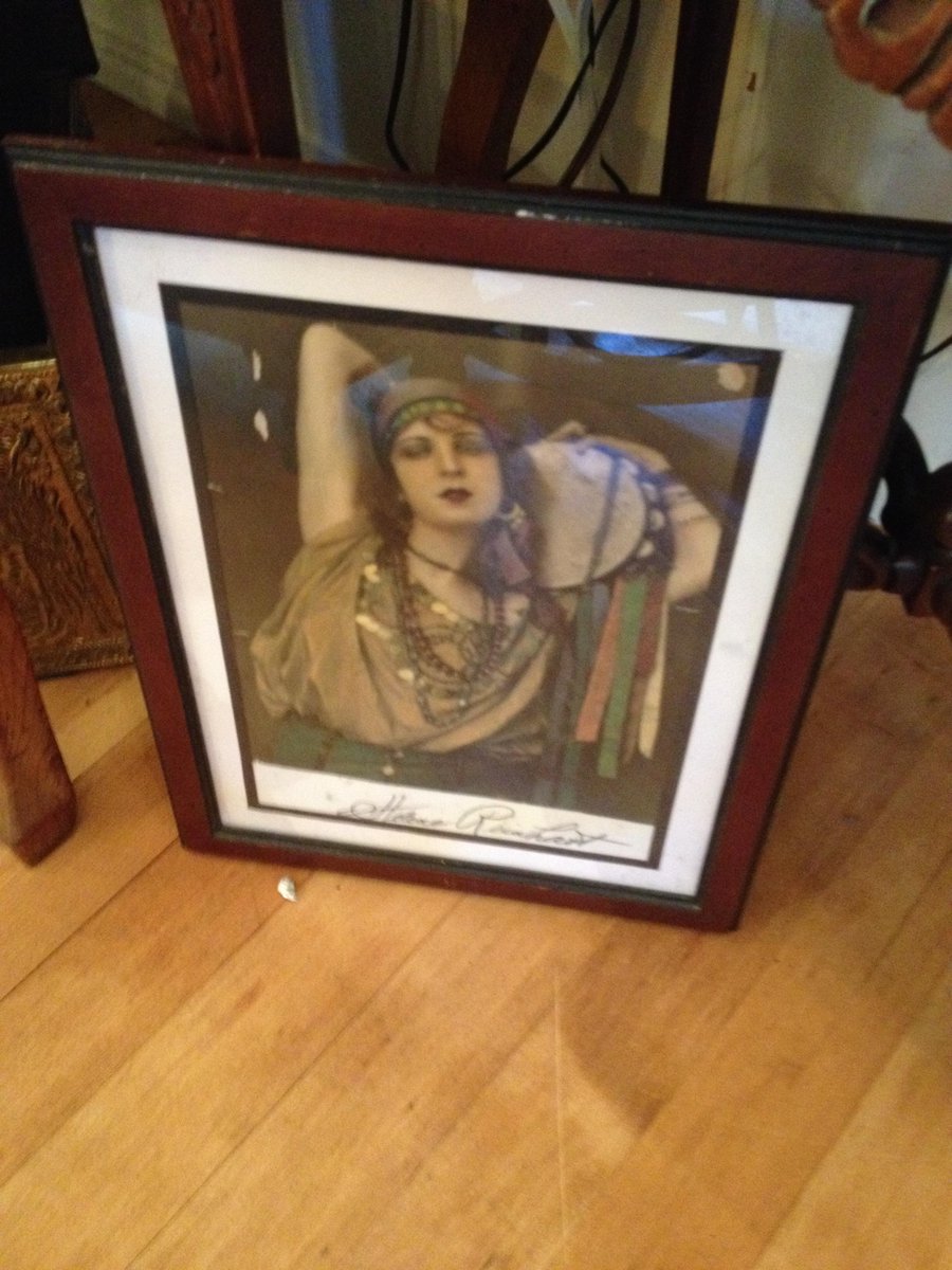 BellasAntiques's tweet photo. Find one of a kind vintage and antique artwork @BellasAntiques We open Saturday at 10. #Art #Antiques #AntiqueArt http://t.co/qKU7fXxNdB