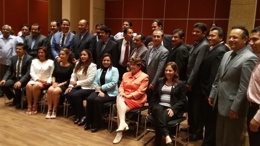 minerva_delgado's tweet photo. Aquí la foto del recuerdo de la LII legislatura local. http://t.co/kyuHqrZEU9