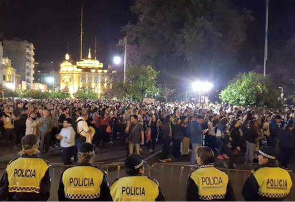 Infomedia24hrs's tweet photo. #AHORA #ARGENTINA #Tucumanazo5 Quinto día de marchas por el #FraudeEnTucuman 📷 http://t.co/SptuqQCDZF