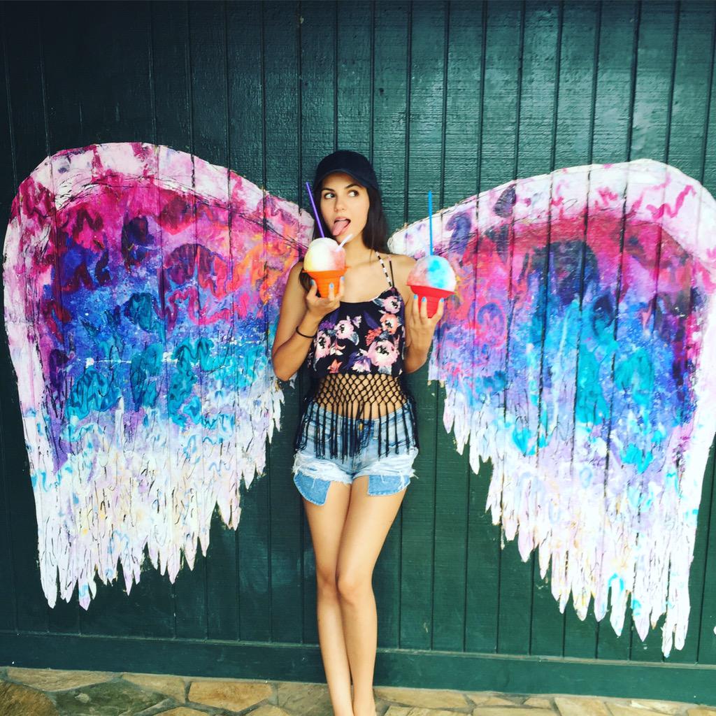 VictoriaJustice's tweet image. Just wingin&apos; it with some snow cones in Hawaii 👼🍧🌈