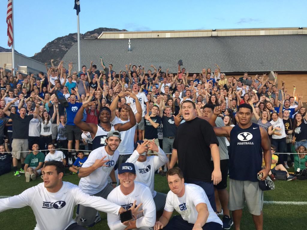 LANGI21's tweet photo. @BYUrecruiting #bandofbrothers #OLUKO #Fans http://t.co/JyGW0WEnfW