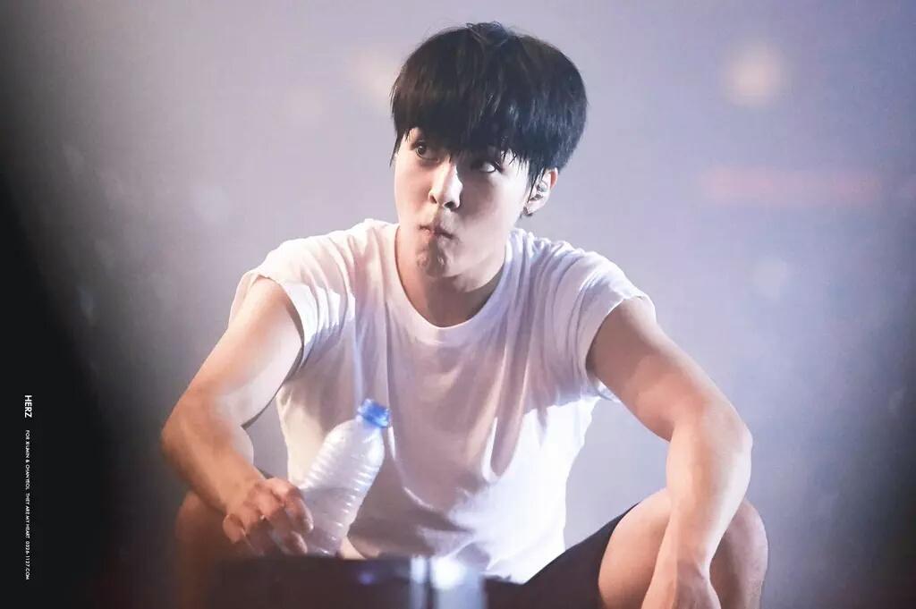 NearMelL_1989's tweet photo. แมนๆฮะ แต่กินน้ำนี่โคตรคิ้วท์เลย >.< http://t.co/FQoKq3uKou
