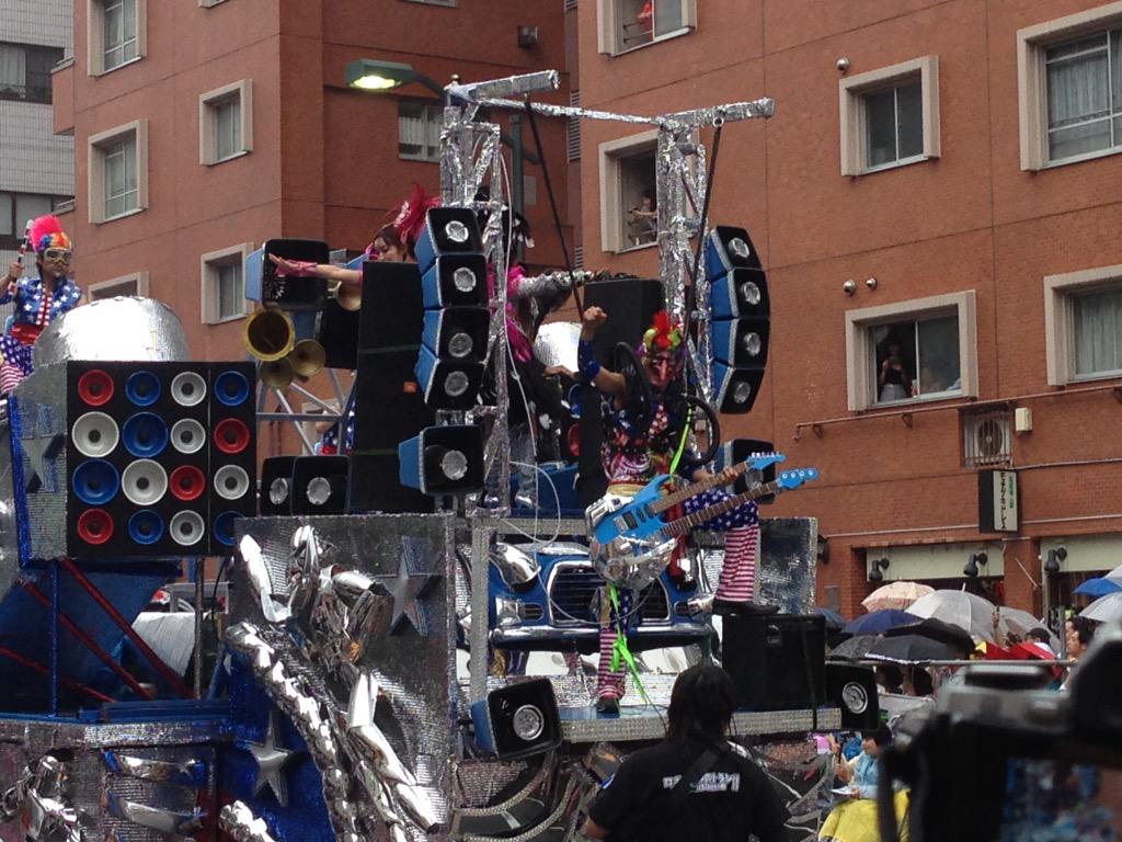 Tweet マッドマックス 怒りのデス ロード のドゥーフワゴンっぽいのが浅草サンバカーニバルに参加していた Naver まとめ
