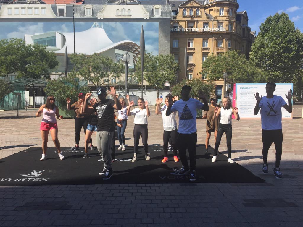 Gemo_Officiel's tweet photo. Rejoignez-nous à Metz place du général de Gaulle pour notre flashmob
#Gemo #VORTEXGEMO #MaitreGims #metz http://t.co/dsmaepyG4V