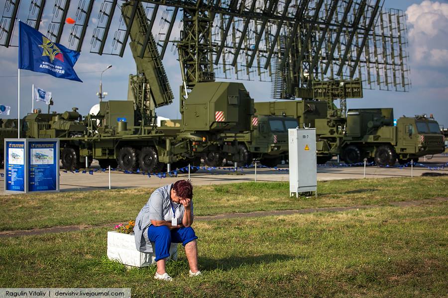 На МАКСе кто-то показывает новые пассажирские самолеты, а Россия средства, чтобы их сбивать. Фото @dervishv