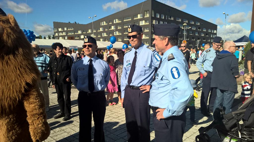 Ari Karvonen (@karvonenari) on Twitter photo @SJKolehmainen <a href="/RobinLardot/">Robin Lardot</a> @paallikko_IUPOL PYJ #krp'n päällikkö ja I-U pl päällikkö Jokiniemessä #poliisinpäivä @SJKolehmainen <a href="/RobinLardot/">Robin Lardot</a> @paallikko_IUPOL PYJ #krp'n päällikkö ja I-U pl päällikkö Jokiniemessä #poliisinpäivä