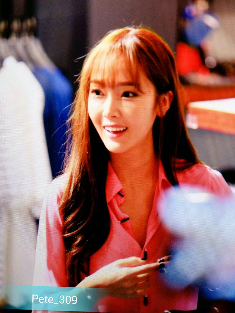 [PIC][29-08-2015]Jessica tham dự sự kiện của thương hiệu "J.ESTINA RED" vào chiều nay CNkD8QsUcAA-qYG