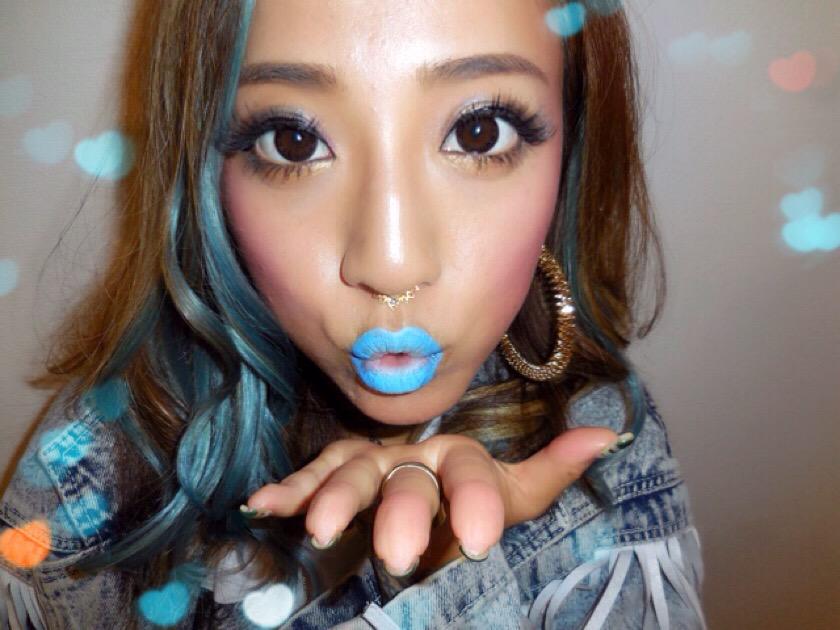 Jasmine Twitterissa 青いリップと 鼻にセプタム付けて 合コンや デートに行ったらダメですよ 男の子ドン引き 昨夜dragqueenのビデオ見てたのでこんな仕上がりです Http T Co Ylxuzraiaj