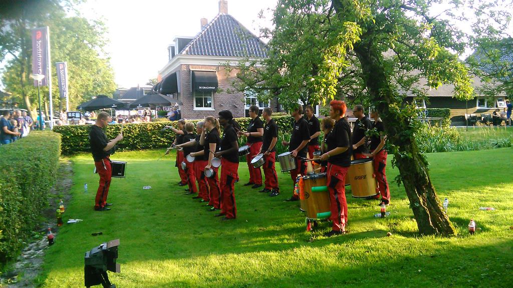 De Brobando"s vermaken alvast het publiek in Giethoorn #gondelvaartgiethoorn