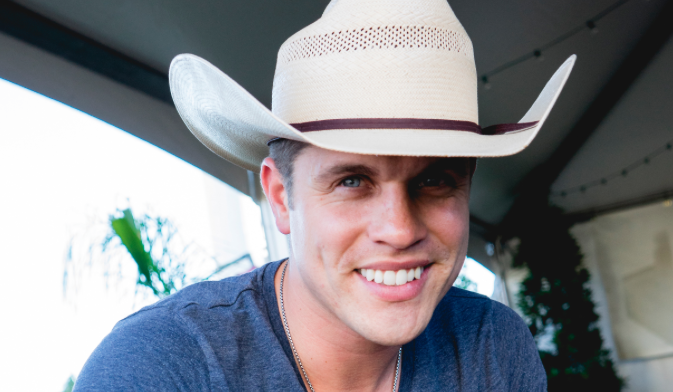 .<a href="/DustinLynch/">Dustin Lynch</a> was an autograph practicing fool... ow.ly/Rx4BX