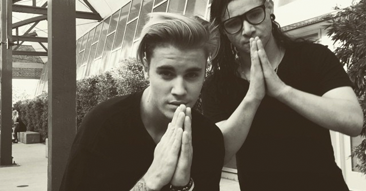 Plur4AllMx's tweet photo. ¿Justin Bieber haciendo música electrónica? Lo tienes que escuchar http://t.co/wiA5njvoan http://t.co/5GKHr9eM9R
