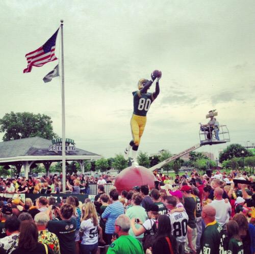 Donald_Driver80's tweet image. How it all started. Statue and street sign. #PackerForLife